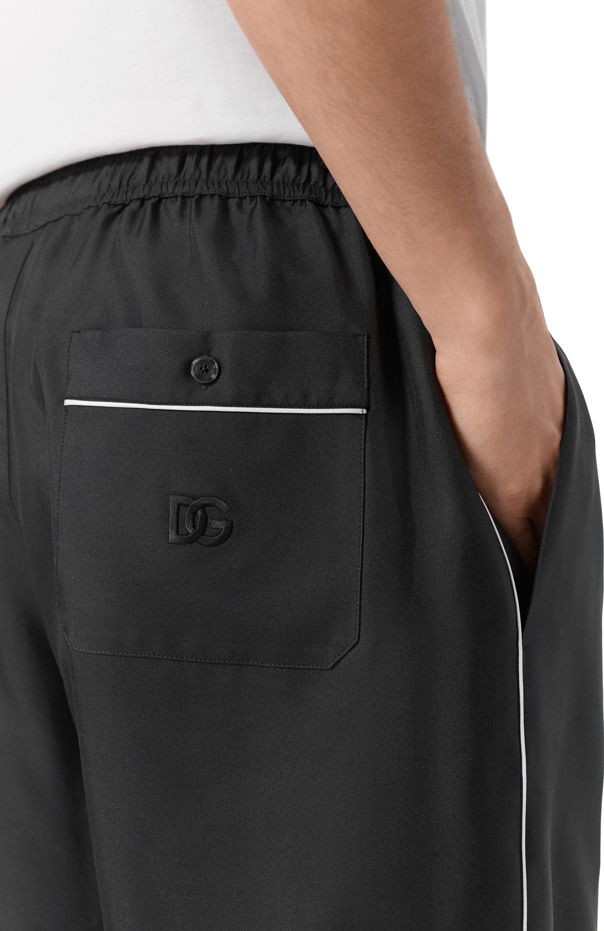 Шелковые шорты DOLCE & GABBANA черного цвета по цене 111500 руб., арт. GV5MAZ/FU1S4, фото 5 Шелковые шорты DOLCE & GABBANA, арт. GV5MAZ/FU1S4, фото 5