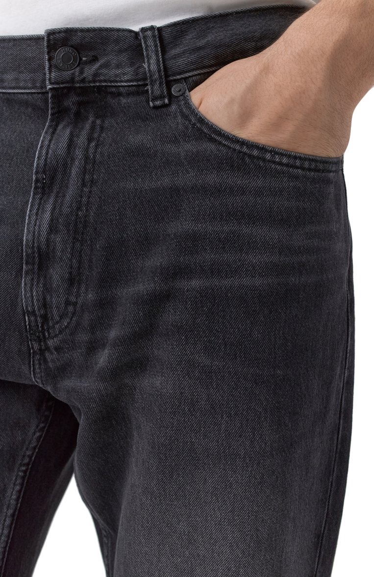 Мужские джинсы tapered fit HUGO черного цвета, арт. 50533606 | Фото 5 (Материал внешний: Хлопок, Деним; Длина (брюки, джинсы): Стандартные; Силуэт М (брюки): Прямые; Кросс-КТ: Деним; Детали: Делаве; Стили: Кэжуэл, Повседневный; Автоматизация ТО: Проставлено; Автоматизация состава: Проставлено)