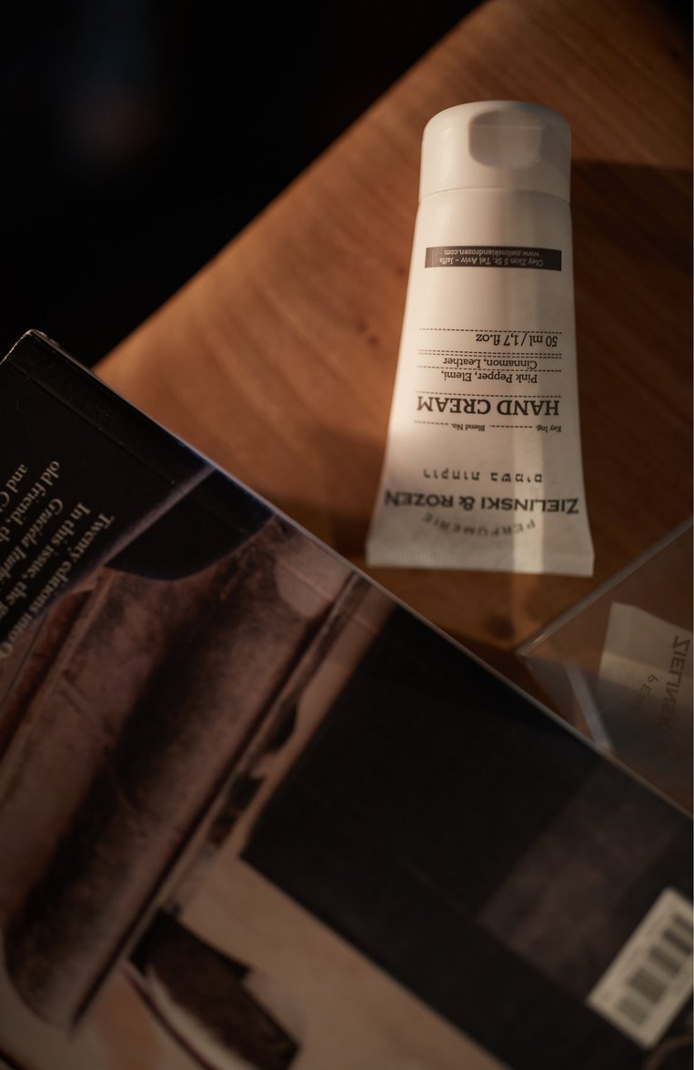 Крем для рук "розовый перец, элеми, корица, кожа" (50ml) ZIELINSKI&ROZEN бесцветного цвета, арт. 7290116445779 | Фото 3 (Региональные ограничения белый список (Axapta Mercury): Не проставлено; Нос: Не проставлено; Назначение: Для рук; Косметика кросс-кт: Уход У; Тип продукта: Кремы)