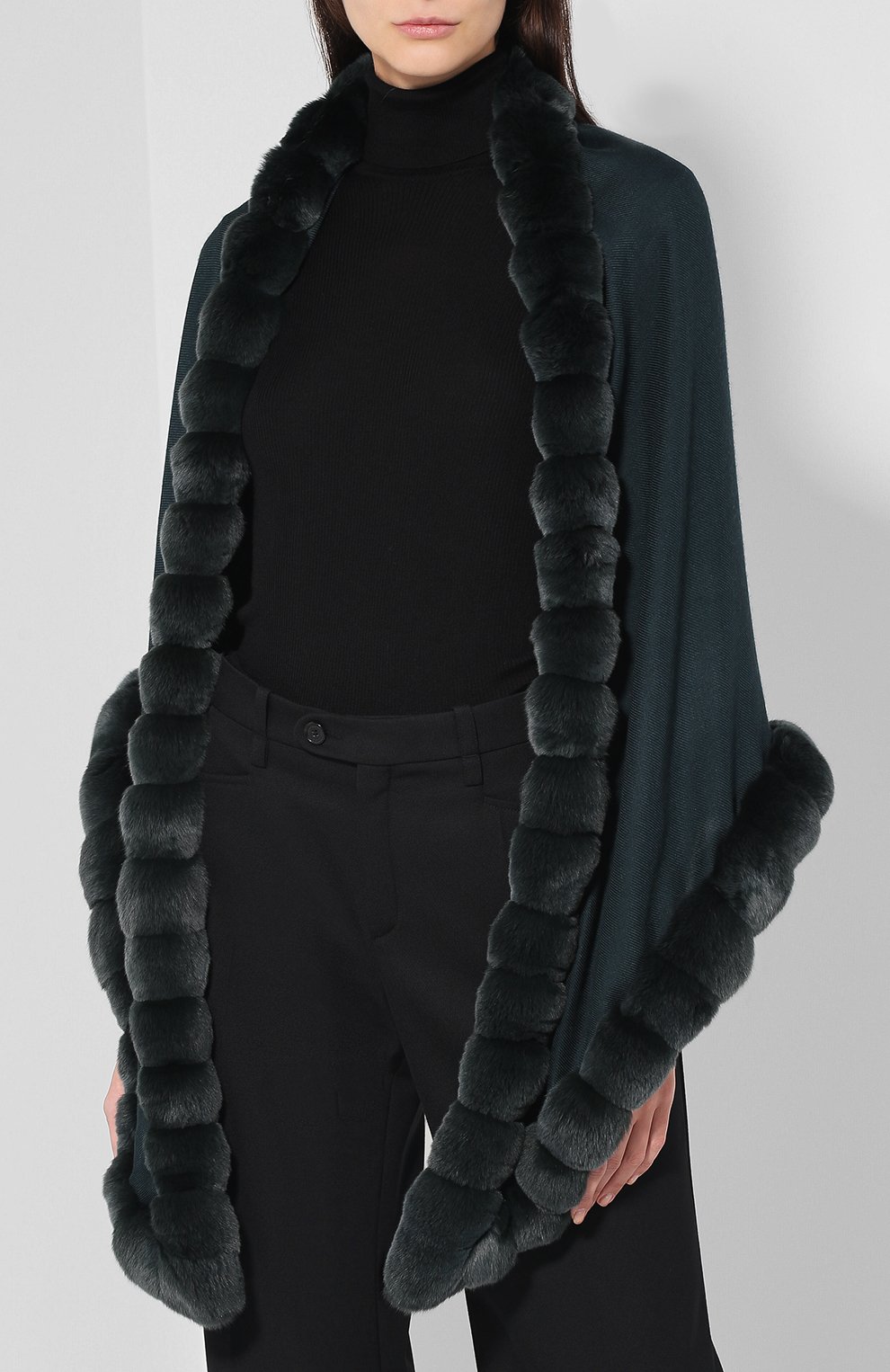 Пончо из смеси кашемира и шелка с отделкой из меха шиншиллы LORO PIANA зеленого цвета по цене 1585000 руб., арт. FAI0932, фото 3 Пончо из смеси кашемира и шелка с отделкой из меха шиншиллы LORO PIANA, арт. FAI0932, фото 3