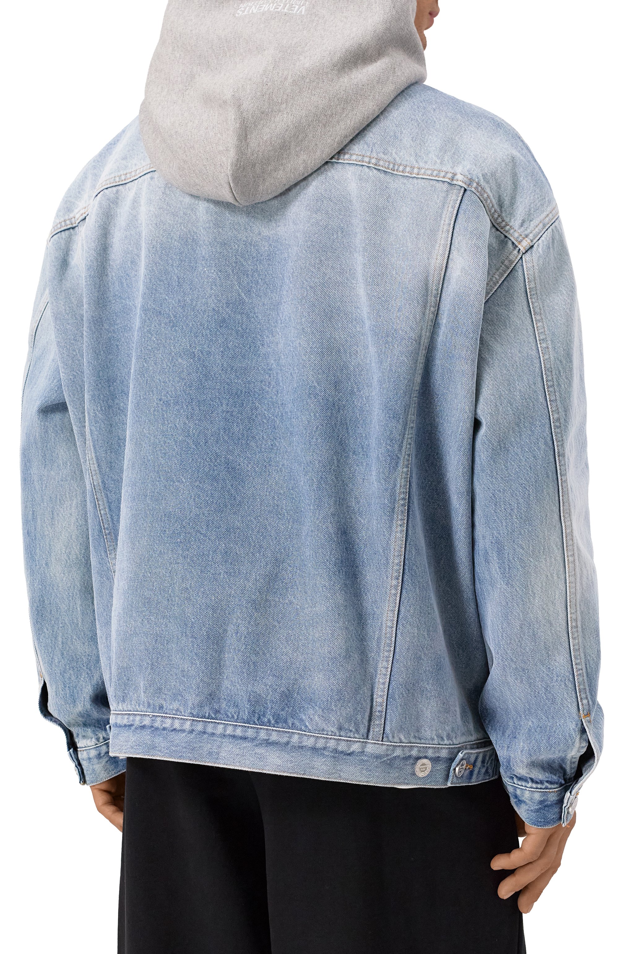 Джинсовая куртка VETEMENTS голубого цвета по цене 109500 руб., арт. UA53JA800L/2801 DENIM, фото 4 Джинсовая куртка VETEMENTS, арт. UA53JA800L/2801 DENIM, фото 4