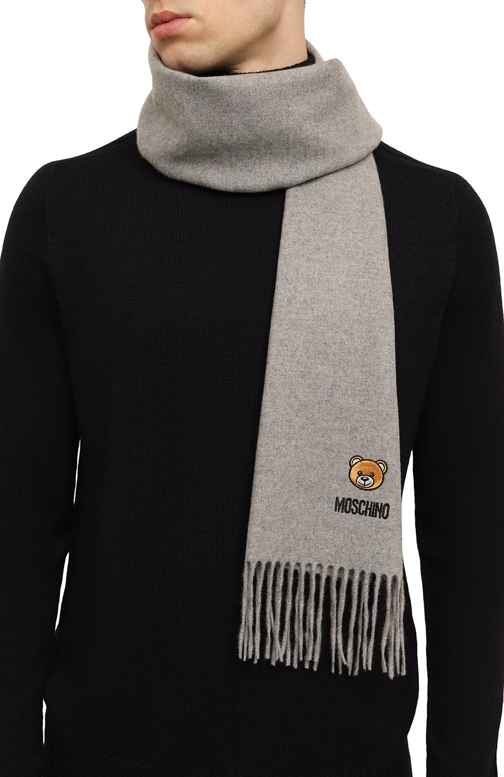 Шерстяной шарф MOSCHINO серого цвета по цене 11100 руб., арт. 50124/M5783, фото 2 Шерстяной шарф MOSCHINO, арт. 50124/M5783, фото 2