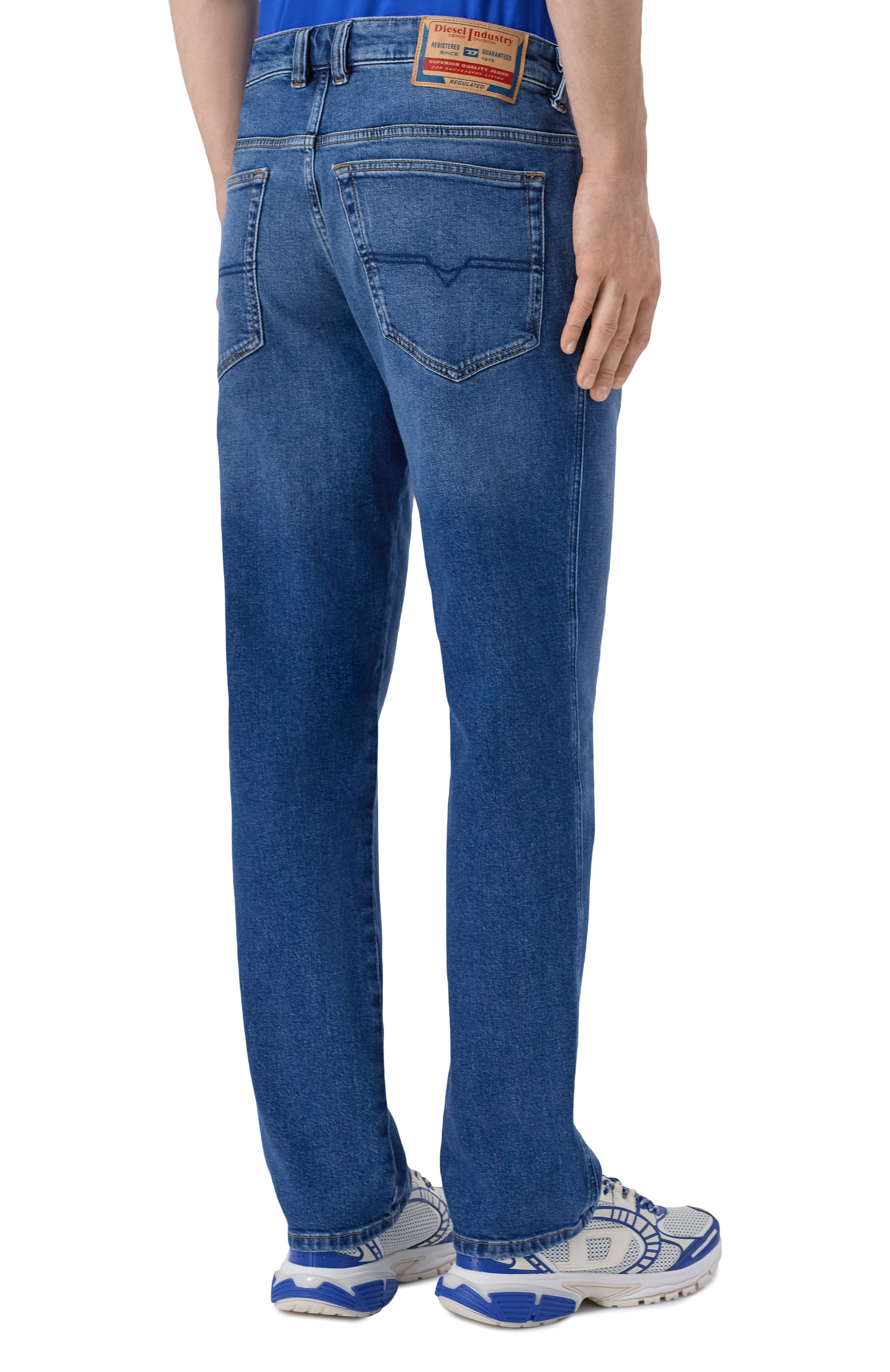 Джинсы 1993 d-vyl DIESEL синего цвета по цене 18550 руб., арт. A15797/0ADBA, фото 4 Джинсы 1993 d-vyl DIESEL, арт. A15797/0ADBA, фото 4