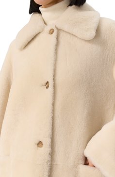 Женская двусторонняя дубленка из овчины KITON кремового цвета, арт. D58671K0546F02 | Фото 5 (Длина (верхняя одежда): Длинные; Рукава: Длинные; Материал внешний: Натуральный мех; Кросс-КТ: Куртка; Стили: Кэжуэл)