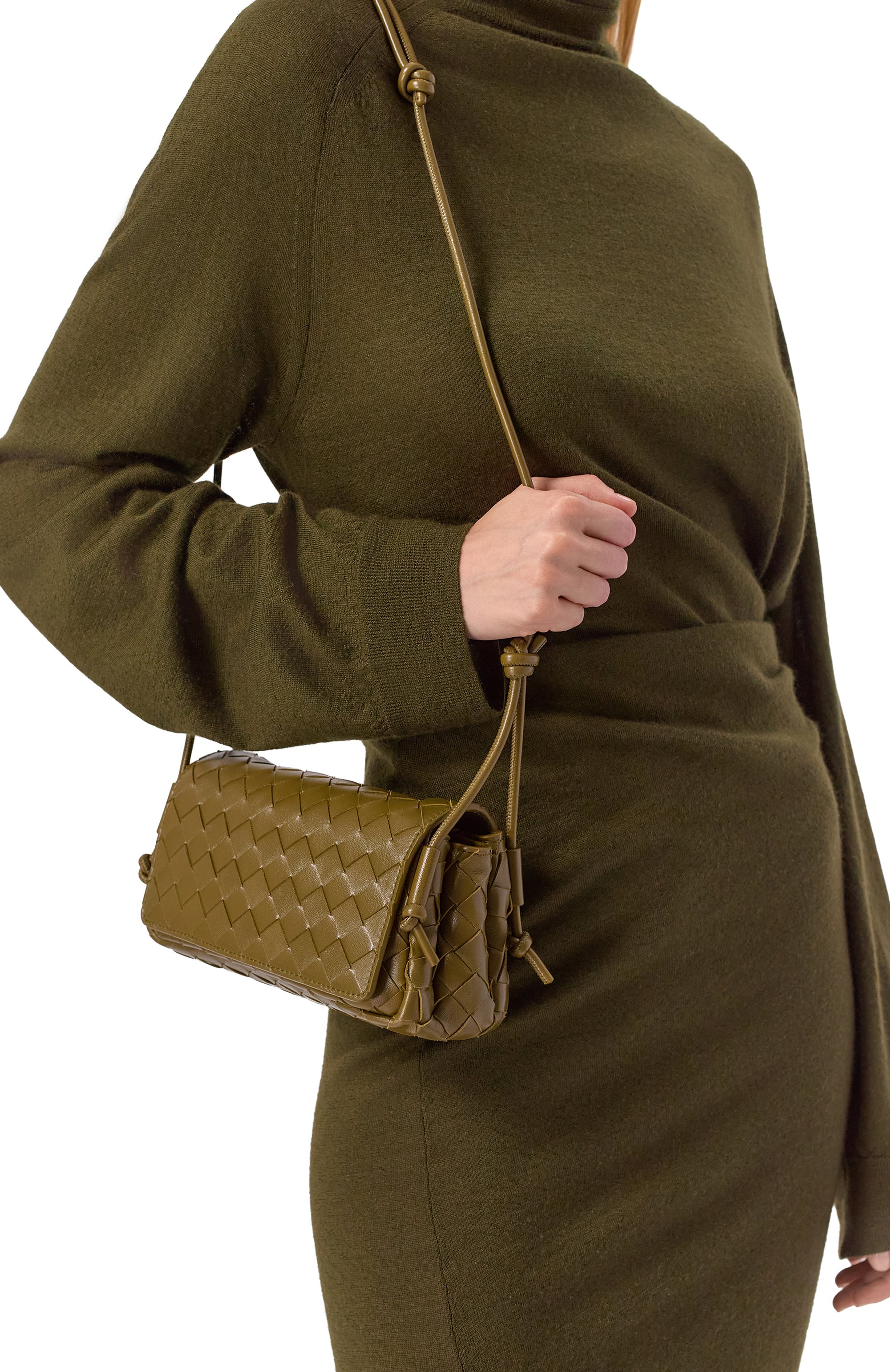 Сумка notturno BOTTEGA VENETA хаки цвета по цене 260500 руб., арт. 843893/VCPP0, фото 2 Сумка notturno BOTTEGA VENETA, арт. 843893/VCPP0, фото 2