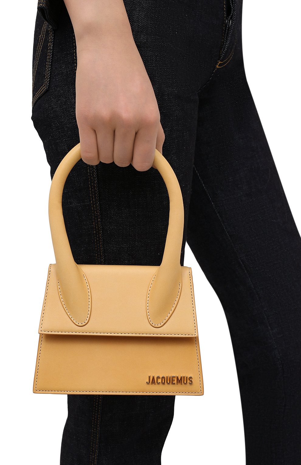 Сумка le chiquito moyen medium JACQUEMUS светло-коричневого цвета по цене 63650 руб., арт. 211BA02/304810, фото 2 Сумка le chiquito moyen medium JACQUEMUS, арт. 211BA02/304810, фото 2