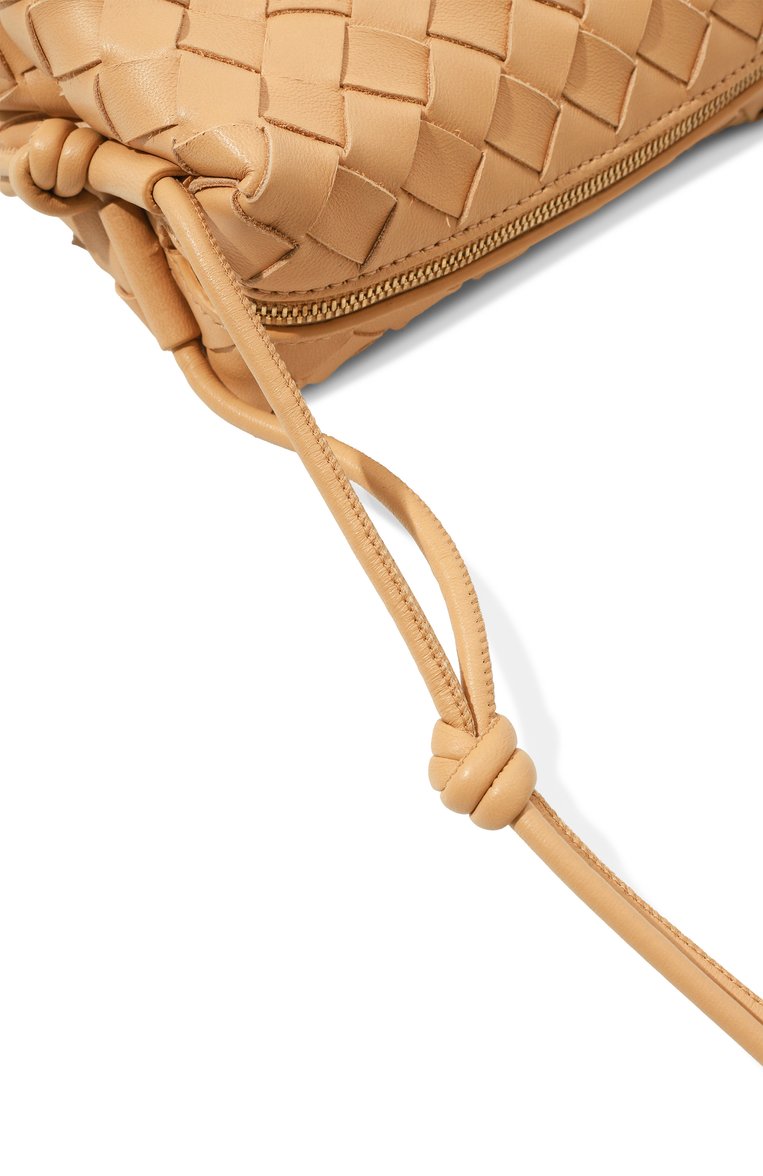 Женская сумка loop mini BOTTEGA VENETA бежевого цвета, арт. 680254/V1G11 | Фото 3 (Размер: mini; Ремень/цепочка: На ремешке; Материал: Натуральная кожа)