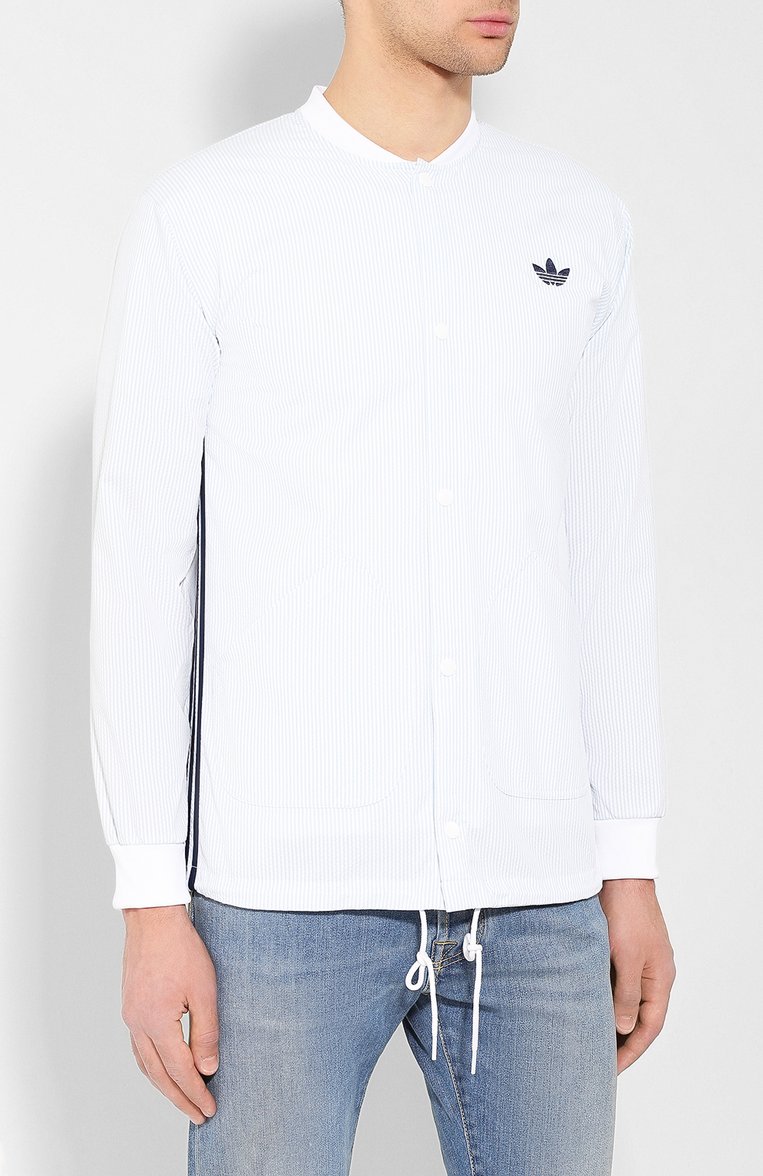 Мужская куртка  ADIDAS ORIGINALS светло-серого цвета, арт. DV3154 | Фото 3 (Материал внешний: Хлопок, Синтетический материал; Рукава: Длинные; Длина (верхняя одежда): Короткие; Мужское Кросс-КТ: Верхняя одежда; Кросс-КТ: Ветровки, Куртка, Легкие; Статус проверки: Проверена категория; Стили: Кэжуэл)