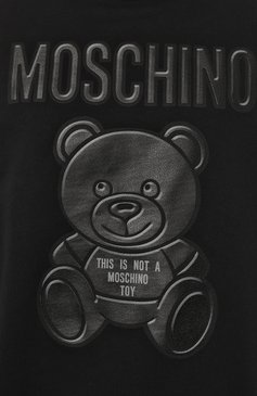 Мужской хлопковый свитшот MOSCHINO черного цвета, арт. V1713/7028 | Фото 5 (Рукава: Длинные; Длина (для топов): Стандартные; Принт: С принтом; Мужское Кросс-КТ: свитшот-одежда; Материал сплава: Проставлено; Материал внешний: Хлопок; Драгоценные камни: Проставлено; Стили: Кэжуэл)