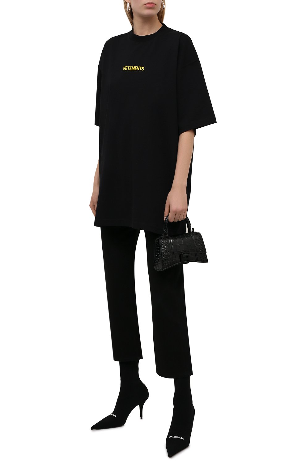 Хлопковая футболка VETEMENTS черного цвета по цене 42550 руб., арт. UE52TR120X 1602/W, фото 2 Хлопковая футболка VETEMENTS, арт. UE52TR120X 1602/W, фото 2