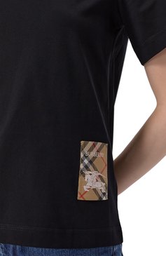 Женская хлопковая футболка BURBERRY черного цвета, арт. 8104883 | Фото 5 (Материал сплава: Проставлено; Драгоценные камни: Проставлено; Рукава: Короткие; Длина (для топов): Стандартные; Стили: Кэжуэл; Принт: Без принта; Материал внешний: Хлопок)