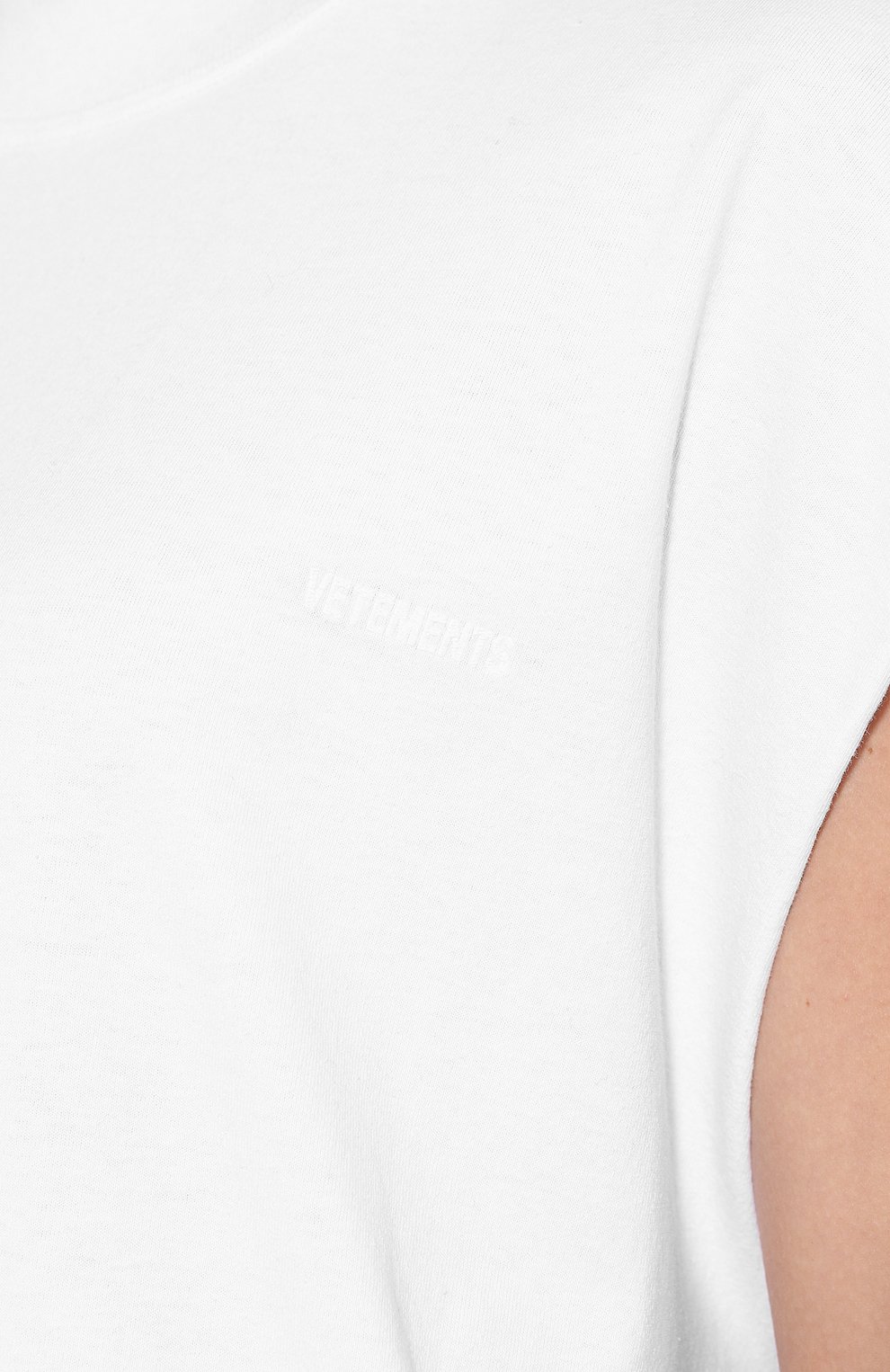 Хлопковая футболка VETEMENTS белого цвета по цене 37600 руб., арт. SS20TR210 1621/W/WHITE, фото 5 Хлопковая футболка VETEMENTS, арт. SS20TR210 1621/W/WHITE, фото 5