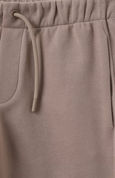 Детские брюки EMPORIO ARMANI бежевого цвета, арт. EB000345/AF13217 | Фото 3 (Материал сплава: Проставлено; Нос: Не проставлено; Случай: Повседневный; Мальчики Кросс-КТ: Брюки-спорт; Материал внешний: Хлопок, Синтетический материал; Ростовка одежда: 5 лет | 110 см, 6 лет | 116 см, 4 года | 104 см, 7 лет | 122 см, 8 лет | 128 см, 13 - 15 лет | 158 см, 10 - 11 лет | 140 - 146см, 16 лет | 164 см)