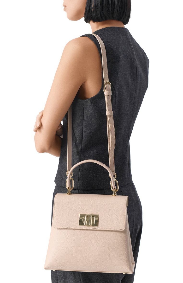 Женская сумка furla 1927 FURLA светло-розового цвета, арт. BAKPACO/ARE000 | Фото 2 (Ремень/цепочка: На ремешке; Размер: small; Материал: Натуральная кожа; Сумки-технические: Сумки top-handle)