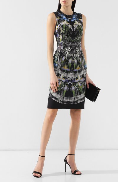 Шелковое платье ALEXANDER MCQUEEN черного цвета по цене 239500 руб., арт. 570425/QMD24, фото 2 Шелковое платье ALEXANDER MCQUEEN, арт. 570425/QMD24, фото 2