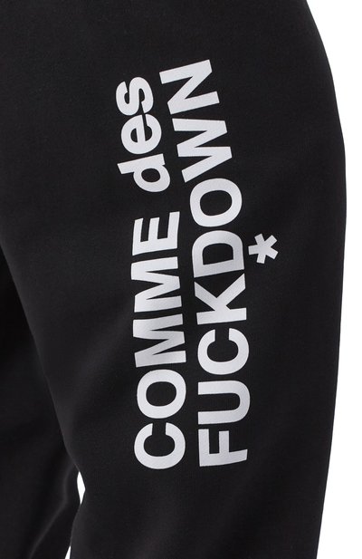 Хлопковые джоггеры COMME DES FUCKDOWN черного цвета по цене 13500 руб., арт. CFABW01557, фото 5 Хлопковые джоггеры COMME DES FUCKDOWN, арт. CFABW01557, фото 5
