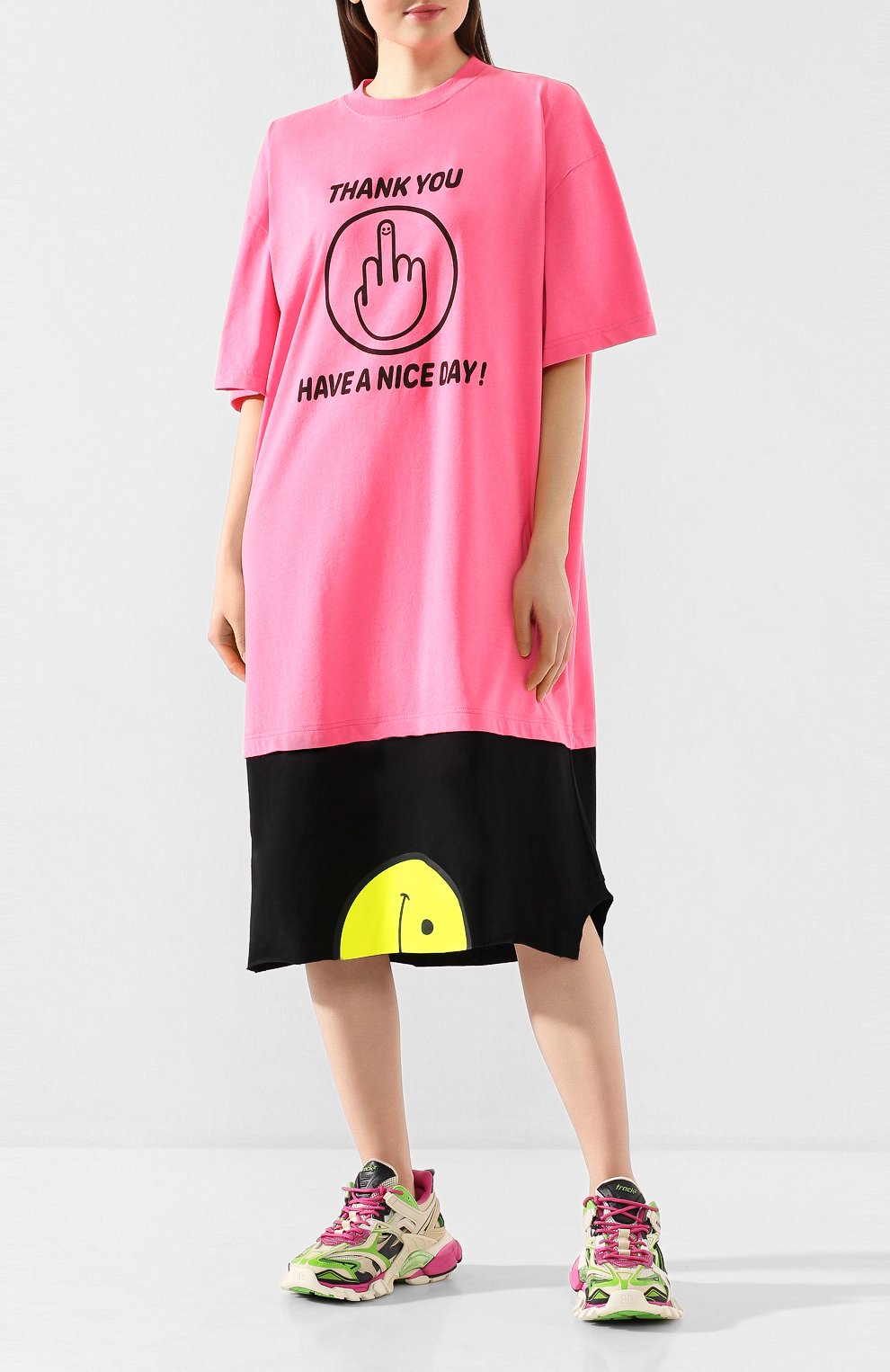 Платье VETEMENTS розового цвета по цене 65750 руб., арт. SS20TR216 1610/W/FLU0 PINK/ BLACK, фото 2 Платье VETEMENTS, арт. SS20TR216 1610/W/FLU0 PINK/ BLACK, фото 2