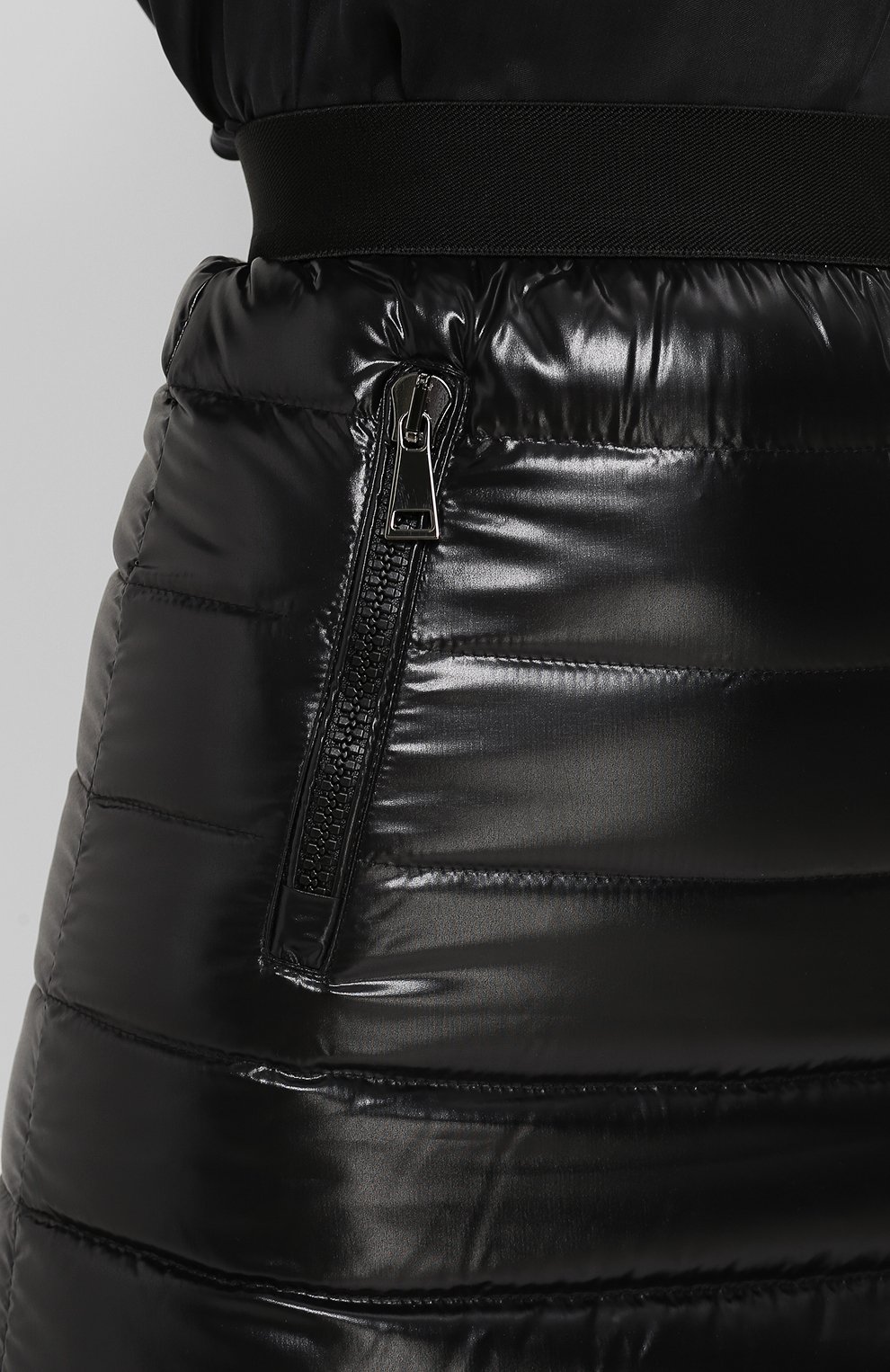 Стеганая мини-юбка с эластичным поясом MONCLER черного цвета по цене 24000 руб., арт. D2-093-25902-00-68950, фото 5 Стеганая мини-юбка с эластичным поясом MONCLER, арт. D2-093-25902-00-68950, фото 5