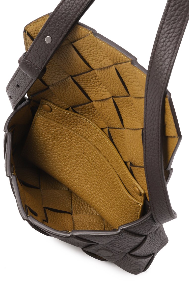 Мужская поясная сумка diago BOTTEGA VENETA темно-коричневого цвета, арт. 805773/V5351 | Фото 5 (Материал: Натуральная кожа; Размер: mini; Ремень/цепочка: На ремешке; Случай: Повседневный; Стили: Классический)