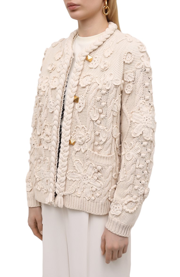Женский хлопковый кардиган VALENTINO бежевого цвета, арт. VB3KH01D693 | Фото 3 (Рукава: Длинные; Материал подклада: Синтетический материал; Длина (для топов): Стандартные; Материал внешний: Хлопок; Стили: Романтичный; Женское Кросс-КТ: кардиган-трикотаж; Региональные ограничения белый список (Axapta Mercury): RU)