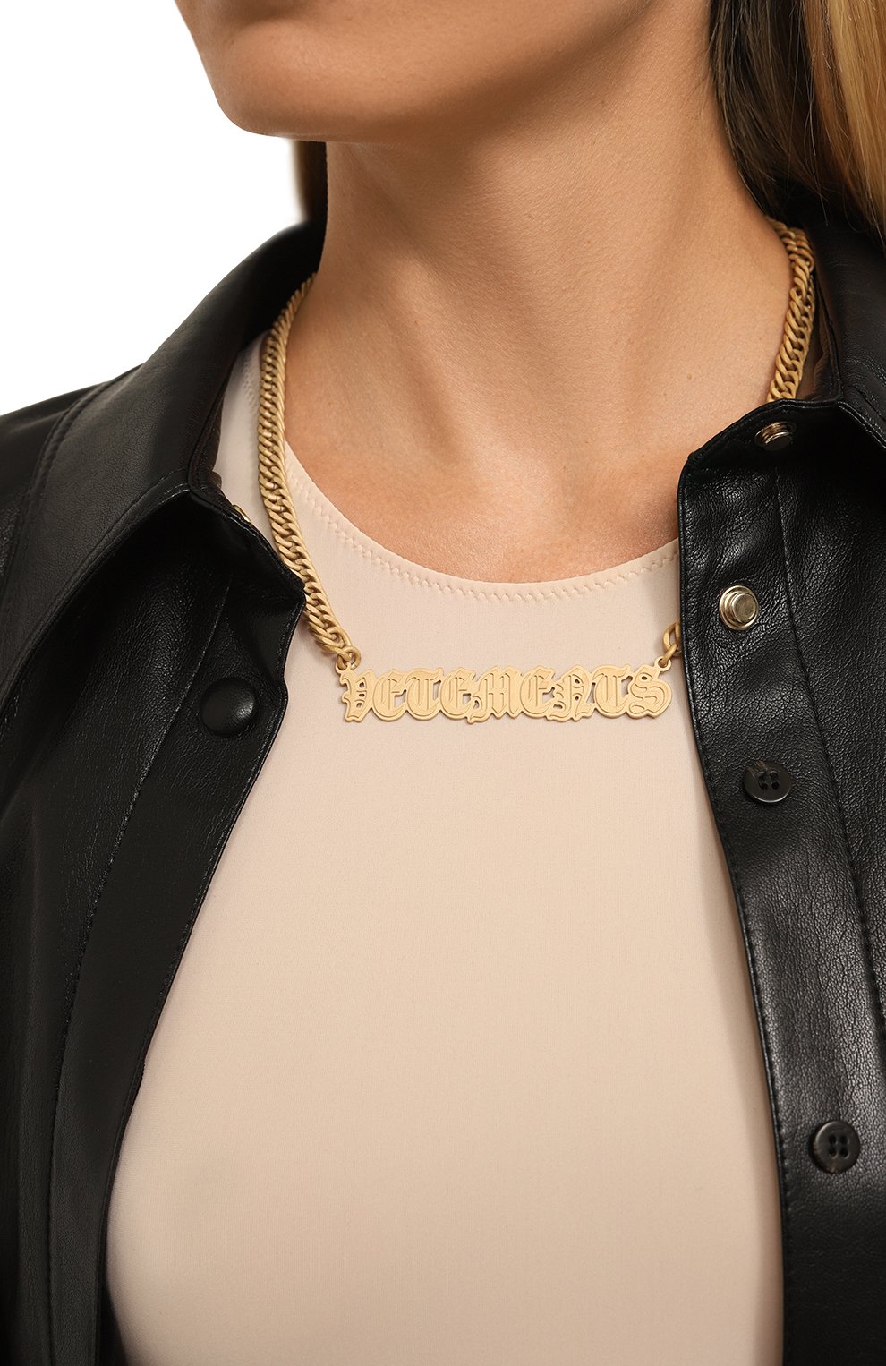Колье VETEMENTS золотого цвета по цене 77100 руб., арт. UE63NE150G 5100 BRASS, фото 2 Колье VETEMENTS, арт. UE63NE150G 5100 BRASS, фото 2
