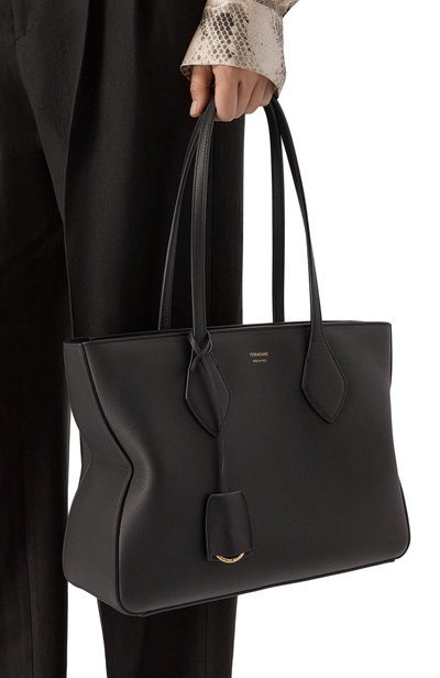 Сумка FERRAGAMO черного цвета по цене 199500 руб., арт. 219861/779343, фото 2 Сумка FERRAGAMO, арт. 219861/779343, фото 2