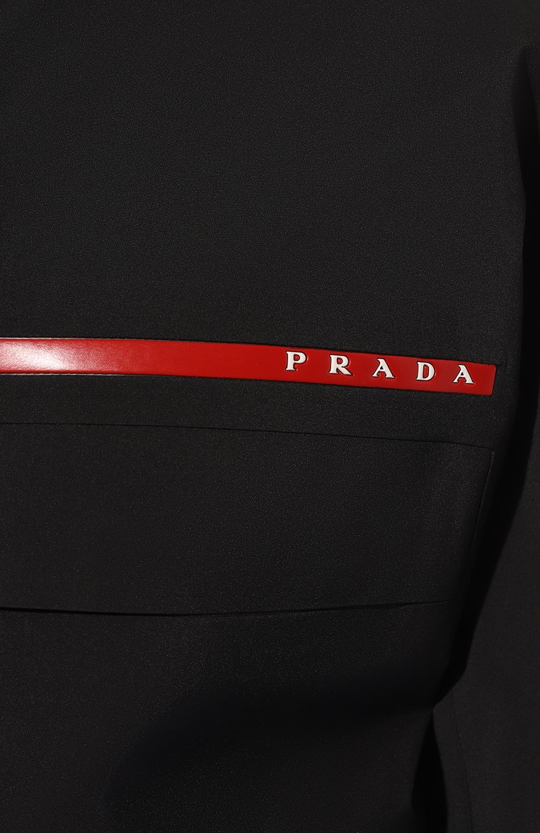 Женский плащ PRADA черного цвета, арт. 29T423-1SX6-F0002-182 | Фото 5 (Драгоценные камни: Проставлено; Материал сплава: Проставлено; Материал внешний: Синтетический материал; Длина (верхняя одежда): До колена; Рукава: Длинные; Стили: Спорт-шик; Кросс-КТ: Куртка)