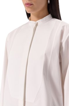 Женская хлопковая рубашка JIL SANDER белого цвета, арт. J01DL0145-J45002 | Фото 5 (Длина (для топов): Удлиненные; Драгоценные камни: Проставлено; Материал сплава: Проставлено; Рукава: Длинные; Женское Кросс-КТ: Рубашка-одежда; Стили: Минимализм; Принт: Без принта; Материал внешний: Хлопок)