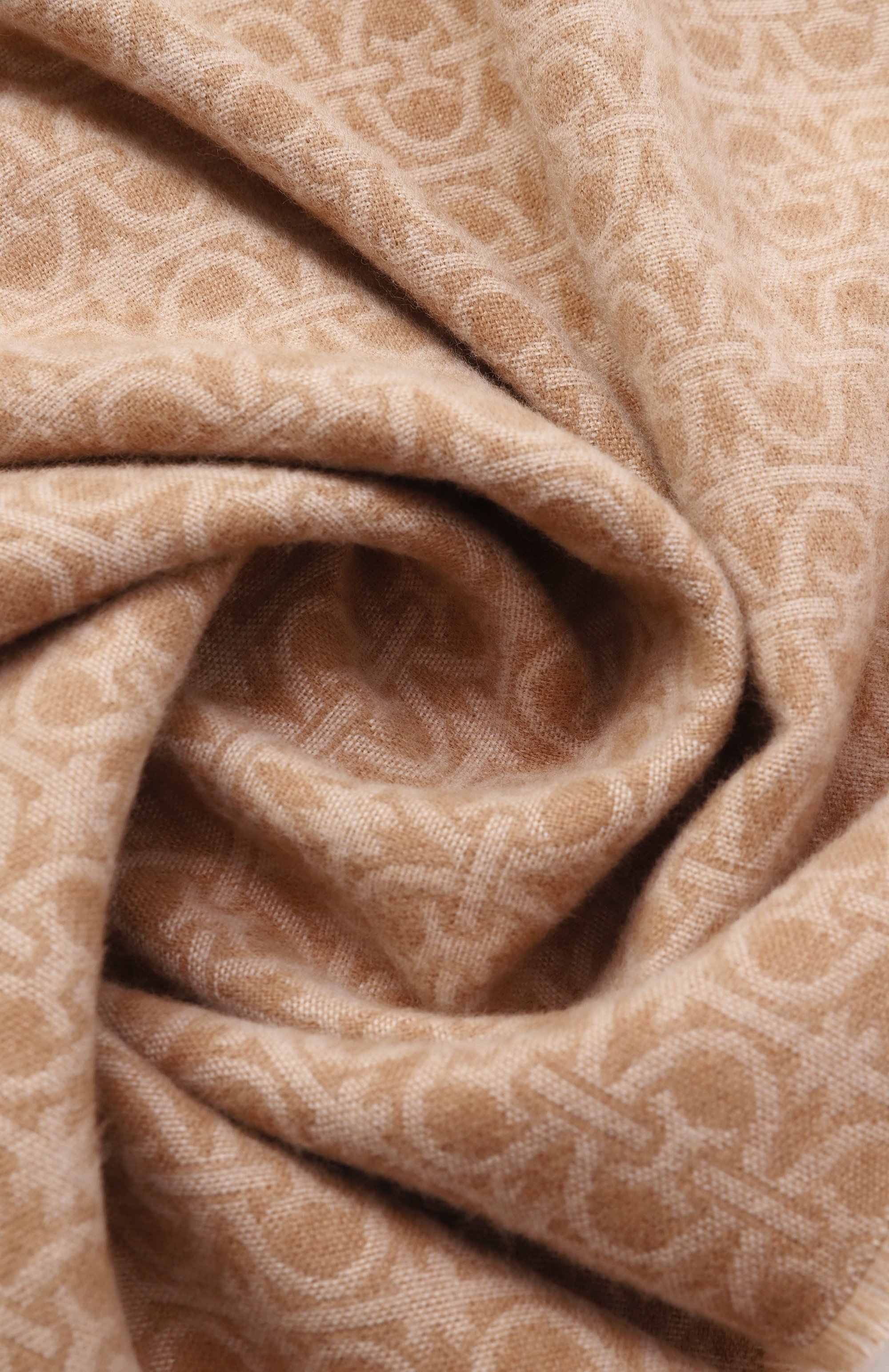 Шарф COCCINELLE бежевого цвета по цене 9975 руб., арт. E7 RCZ 31 02 01, фото 3 Шарф COCCINELLE, арт. E7 RCZ 31 02 01, фото 3