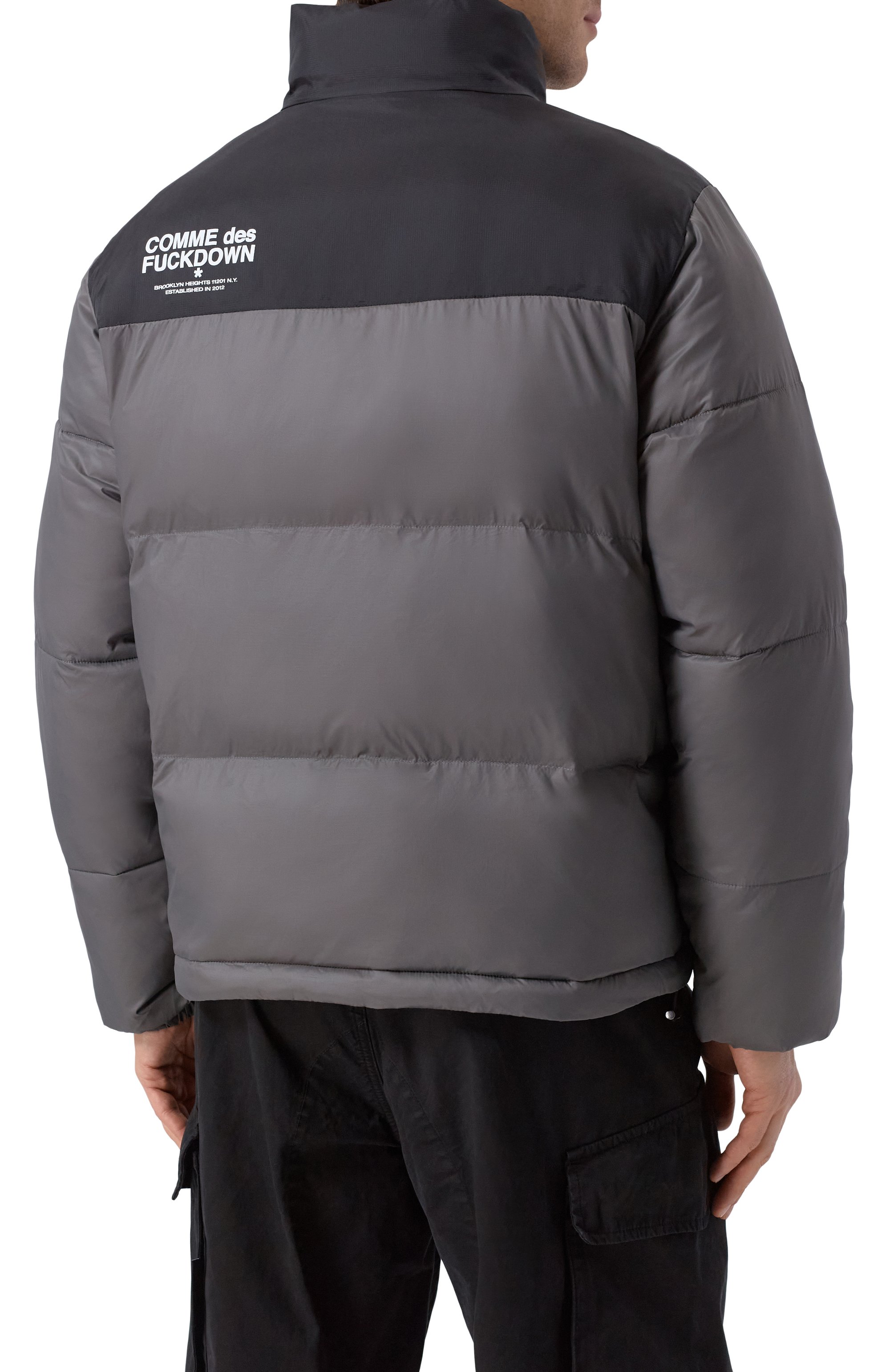 Пуховик COMME DES FUCKDOWN серого цвета по цене 32900 руб., арт. CFABM01704, фото 4 Пуховик COMME DES FUCKDOWN, арт. CFABM01704, фото 4