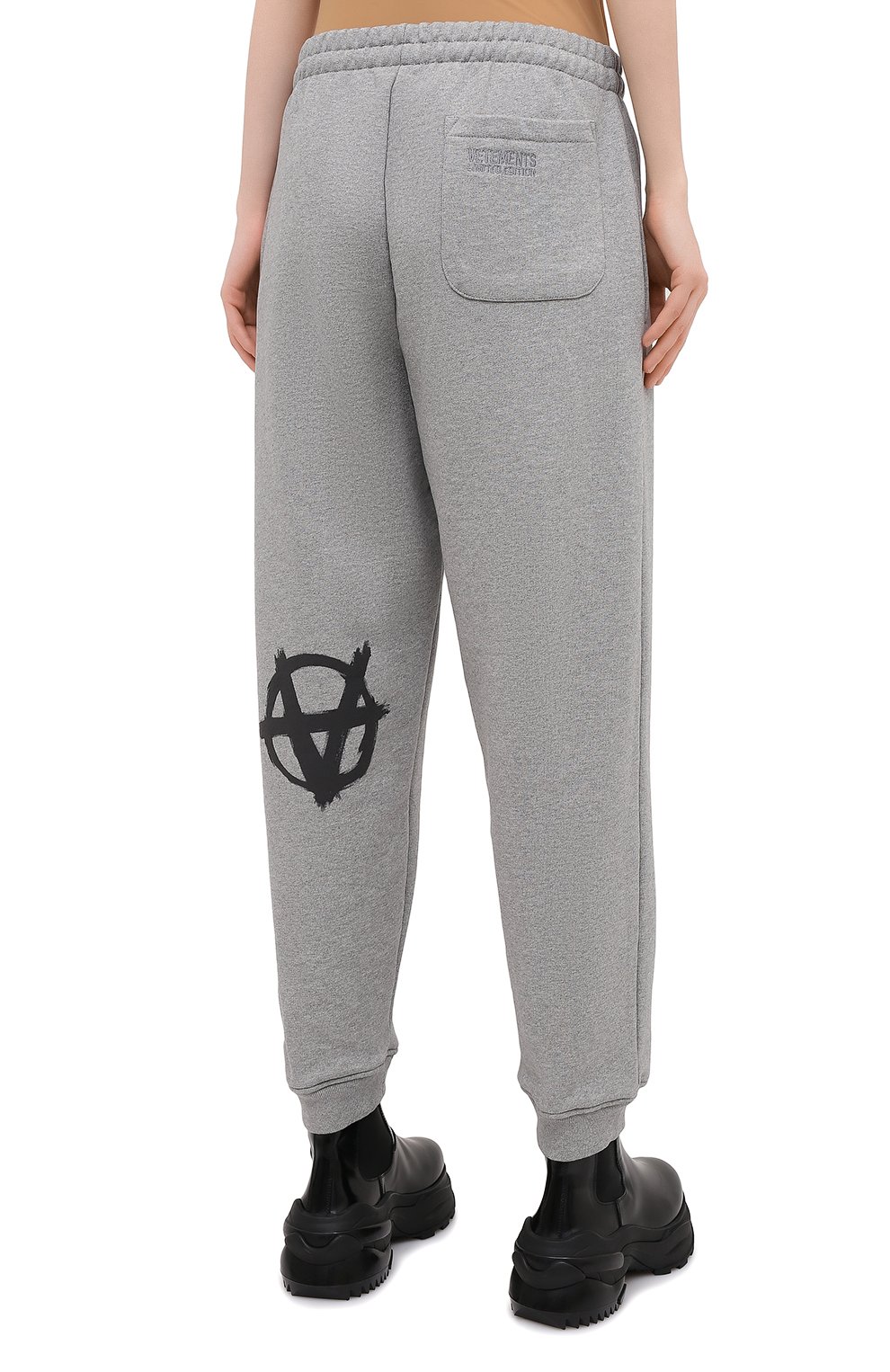 Хлопковые джоггеры VETEMENTS серого цвета по цене 59900 руб., арт. ME51PA820G 1601, фото 4 Хлопковые джоггеры VETEMENTS, арт. ME51PA820G 1601, фото 4