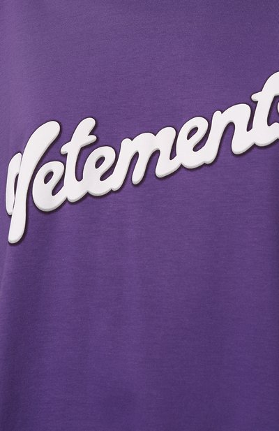 Хлопковая футболка VETEMENTS фиолетового цвета по цене 41300 руб., арт. UA53TR480U, фото 5 Хлопковая футболка VETEMENTS, арт. UA53TR480U, фото 5