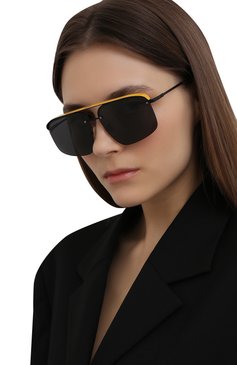 Женские солнцезащитные очки FENDI черного цвета, арт. M0094/G 807 | Фото 2 (Кросс-КТ: С/з-унисекс; Региональные ограничения белый список (Axapta Mercury): Не проставлено, RU; Нос: Не проставлено; Тип очков: С/з; Материал: Металл; Оптика Гендер: оптика-унисекс; Очки форма: Прямоугольные)