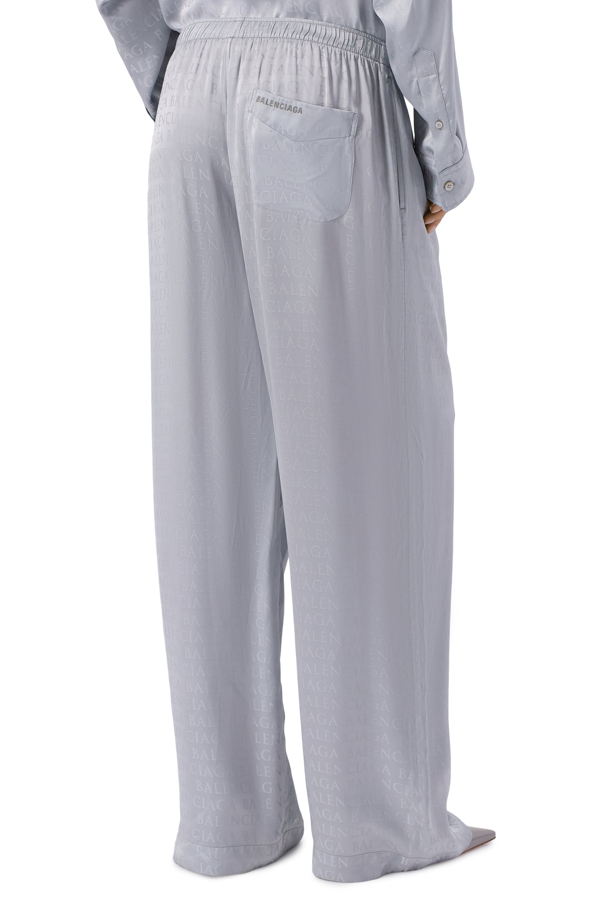 Атласные брюки BALENCIAGA серого цвета по цене 196500 руб., арт. 850696/TT054, фото 4 Атласные брюки BALENCIAGA, арт. 850696/TT054, фото 4