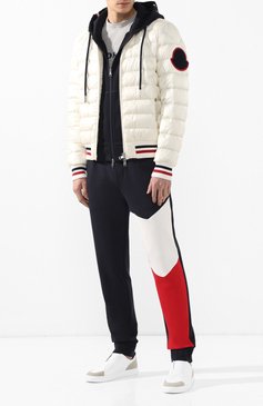 Мужской пуховый бомбер deltour MONCLER белого цвета, арт. E1-091-40363-94-53279 | Фото 2 (Материал утеплителя: Пух и перо; Материал внешний: Синтетический материал; Статус проверки: Проверена категория; Материал подклада: Синтетический материал; Принт: Без принта; Мужское Кросс-КТ: Пуховик-верхняя одежда, Верхняя одежда, пуховик-короткий; Длина (верхняя одежда): Короткие; Рукава: Длинные; Кросс-КТ: Пуховик, Куртка, бомбер; Стили: Кэжуэл; Материал внутренний: Не назначено; Драгоценные камни: Проставлено; Материал сплава: Проставлено)