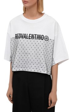 Женская хлопковая футболка REDVALENTINO белого цвета, арт. WR0MG12C/68D | Фото 3 (Рукава: Короткие; Материал внешний: Хлопок; Длина (для топов): Стандартные; Стили: Спорт-шик; Принт: С принтом; Женское Кросс-КТ: Футболка-одежда; Драгоценные камни: Проставлено; Материал сплава: Проставлено; Региональные ограничения белый список (Axapta Mercury): Не проставлено)