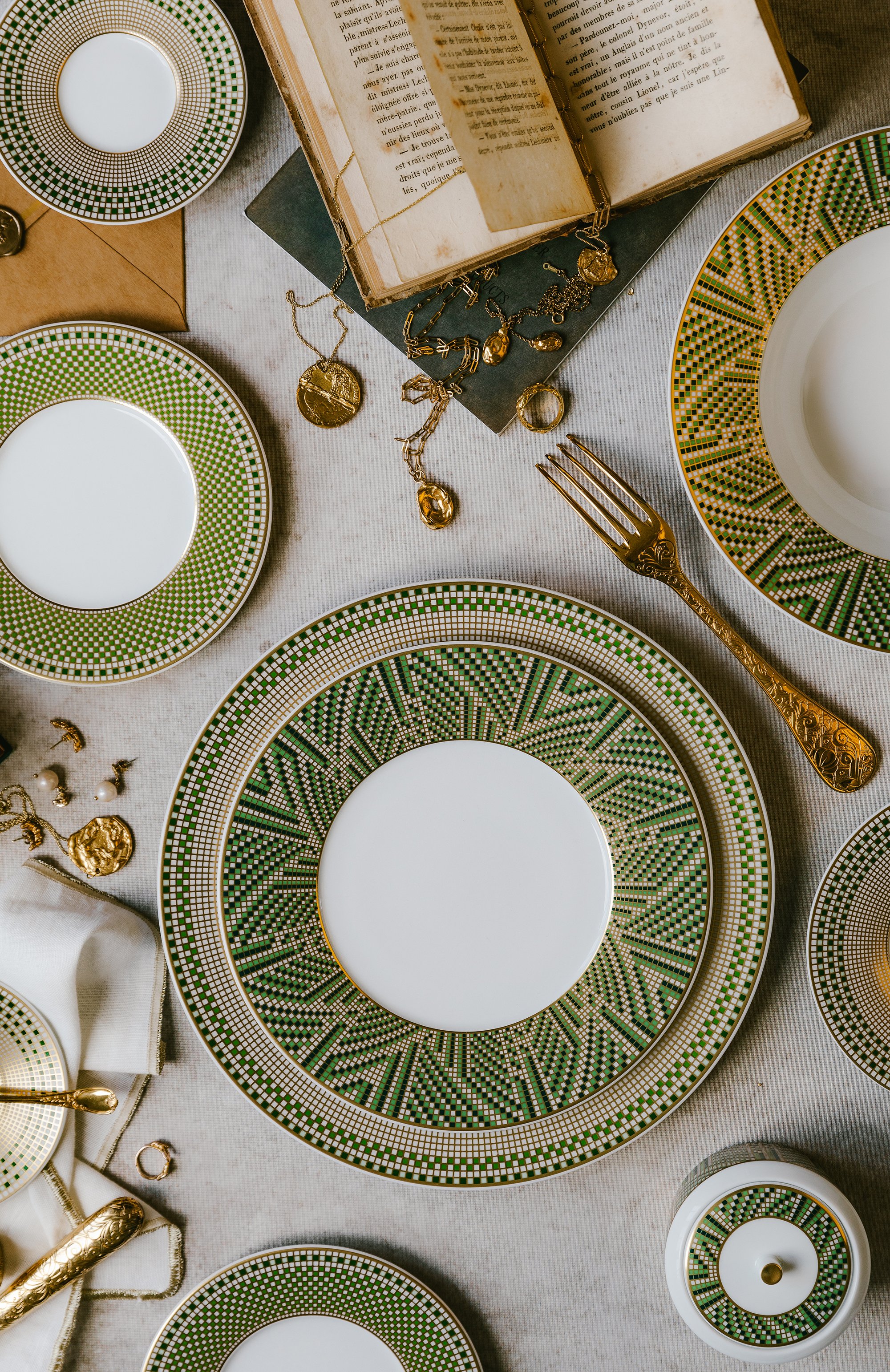 Блюдо для солений augusta BERNARDAUD разноцветного цвета по цене 37050 руб., арт. 2588/125, фото 2 Блюдо для солений augusta BERNARDAUD, арт. 2588/125, фото 2