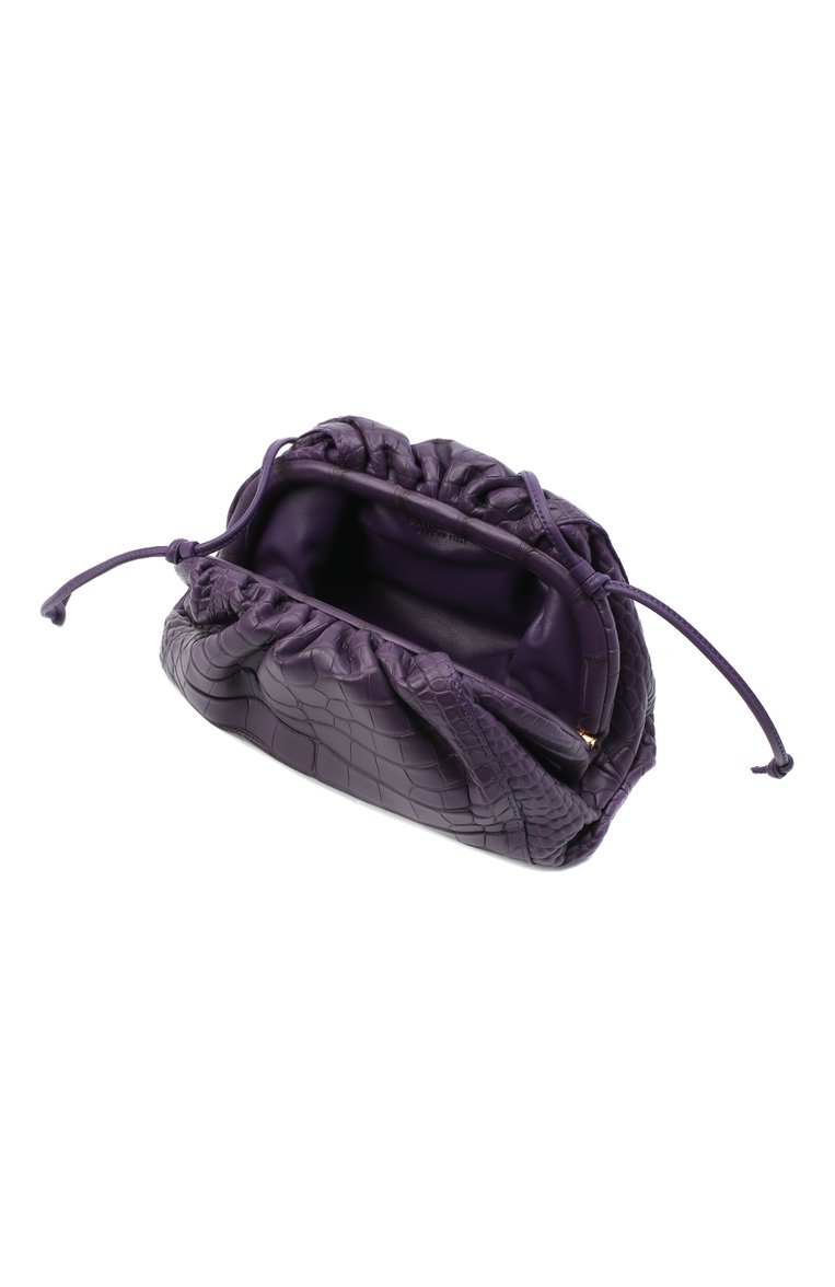 Женский клатч pouch mini из кожи аллигатора BOTTEGA VENETA фиолетового цвета, арт. 585852/VCPX2/AMIS | Фото 4 (Ремен�ь/цепочка: На ремешке; Женское Кросс-КТ: Клатч-клатчи; Размер: mini; Материал: Экзотическая кожа; Региональные ограничения белый список (Axapta Mercury): RU; Драгоценные камни: Проставлено; Материал сплава: Проставлено)