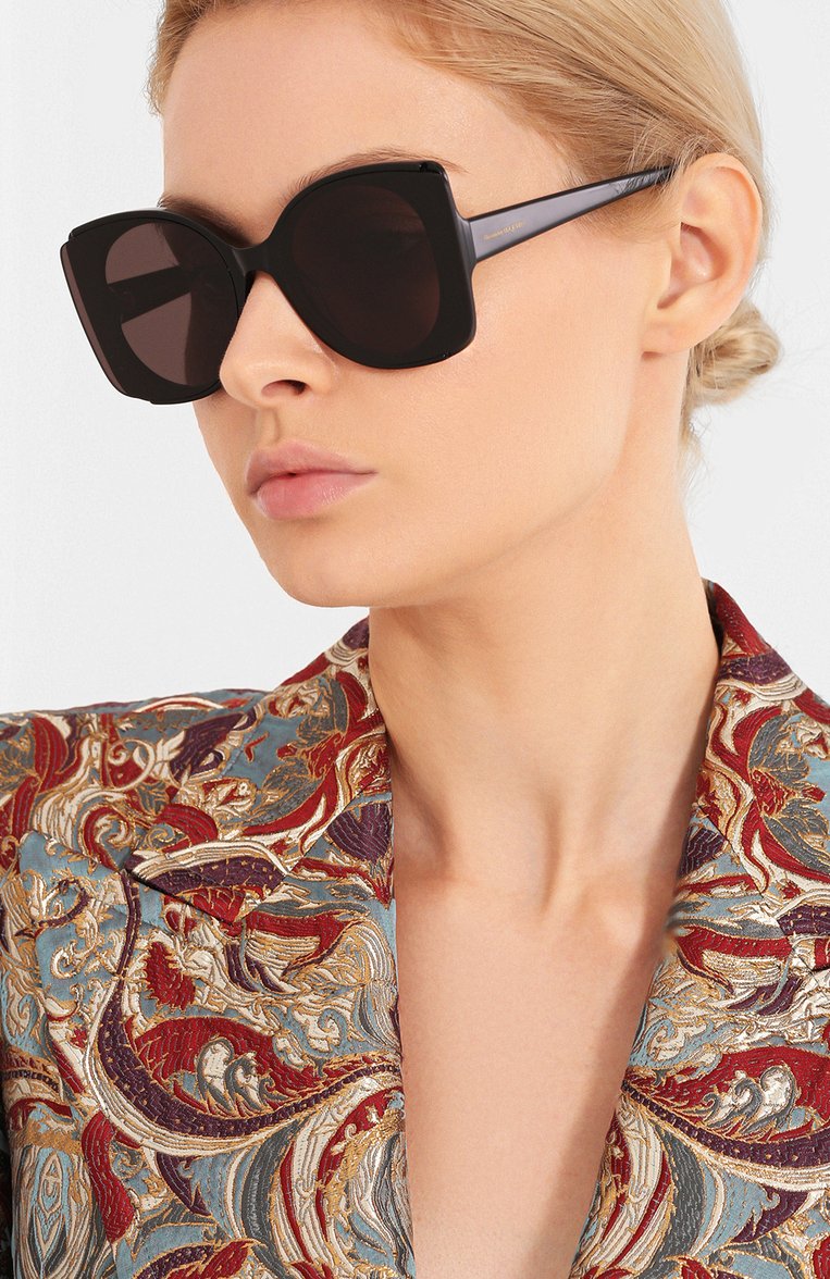 Женские солнцезащитные очки ALEXANDER MCQUEEN черного цвета, арт. AM0250S-001 | Фото 2 (Тип очков: С/з; Региональные ограничения белый список (Axapta Mercury): Не проставлено; Материал: Пластик; Нос: Не проставлено; Оптика Гендер: оптика-женское; Очки форма: Бабочка)