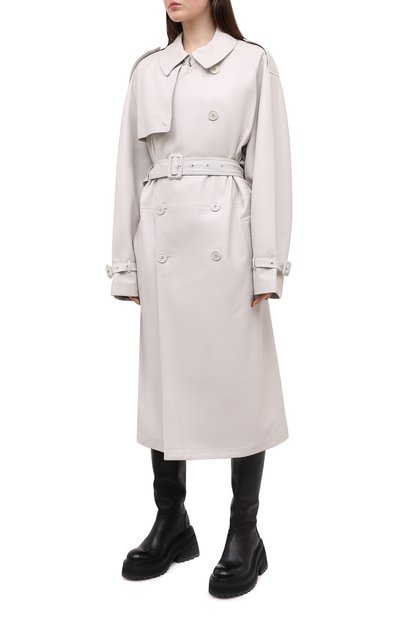 Кожаный тренч VETEMENTS светло-серого цвета по цене 499500 руб., арт. UAH21JA005 2401/W, фото 3 Кожаный тренч VETEMENTS, арт. UAH21JA005 2401/W, фото 3