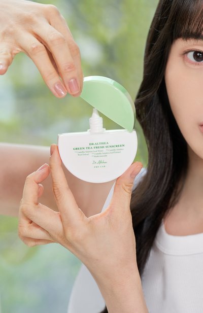 Успокаивающий cолнцезащитный крем с зеленым чаем green tea fresh sunscreen spf 50+ pa++++ (45ml) DR. ALTHEA бесцветного цвета по цене 2270 руб., арт. 255835, фото 2 Успокаивающий cолнцезащитный крем с зеленым чаем green tea fresh sunscreen spf 50+ pa++++ (45ml) DR. ALTHEA, арт. 255835, фото 2