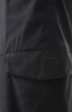 Мужские брюки C.P. COMPANY черного цвета, арт. 18CLPA054A110165A | Фото 6 (Драгоценные камни: Проставлено; Длина (брюки, джинсы): Стандартные; Материал сплава: Проставлено; Случай: Повседневный; Стили: Кэжуэл; Материал внешний: Синтетический материал)