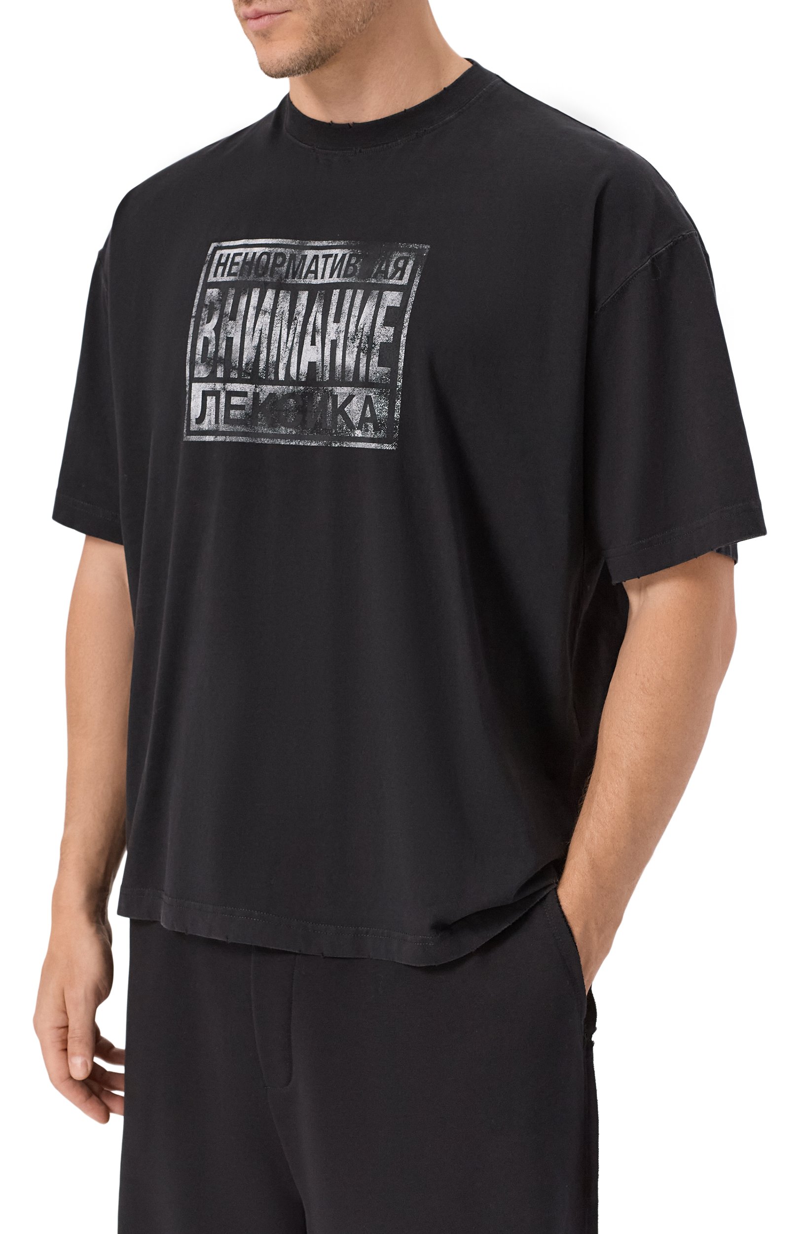 Хлопковая футболка VETEMENTS черного цвета по цене 76200 руб., арт. MH27TR230B, фото 4 Хлопковая футболка VETEMENTS, арт. MH27TR230B, фото 4