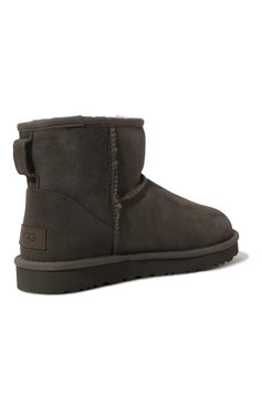 Женск�ие замшевые полусапоги classic mini ii UGG темно-серого цвета, арт. UGSCLMGY1016222W | Фото 5 (Подошва: Платформа; Каблук высота: Без каблука; Материал утеплителя: Натуральный мех; Материал сплава: Проставлено; Высота голенища: Низкие; Каблук тип: Устойчивый; Драгоценные камни: Проставлено; Материал внешний: Замша)