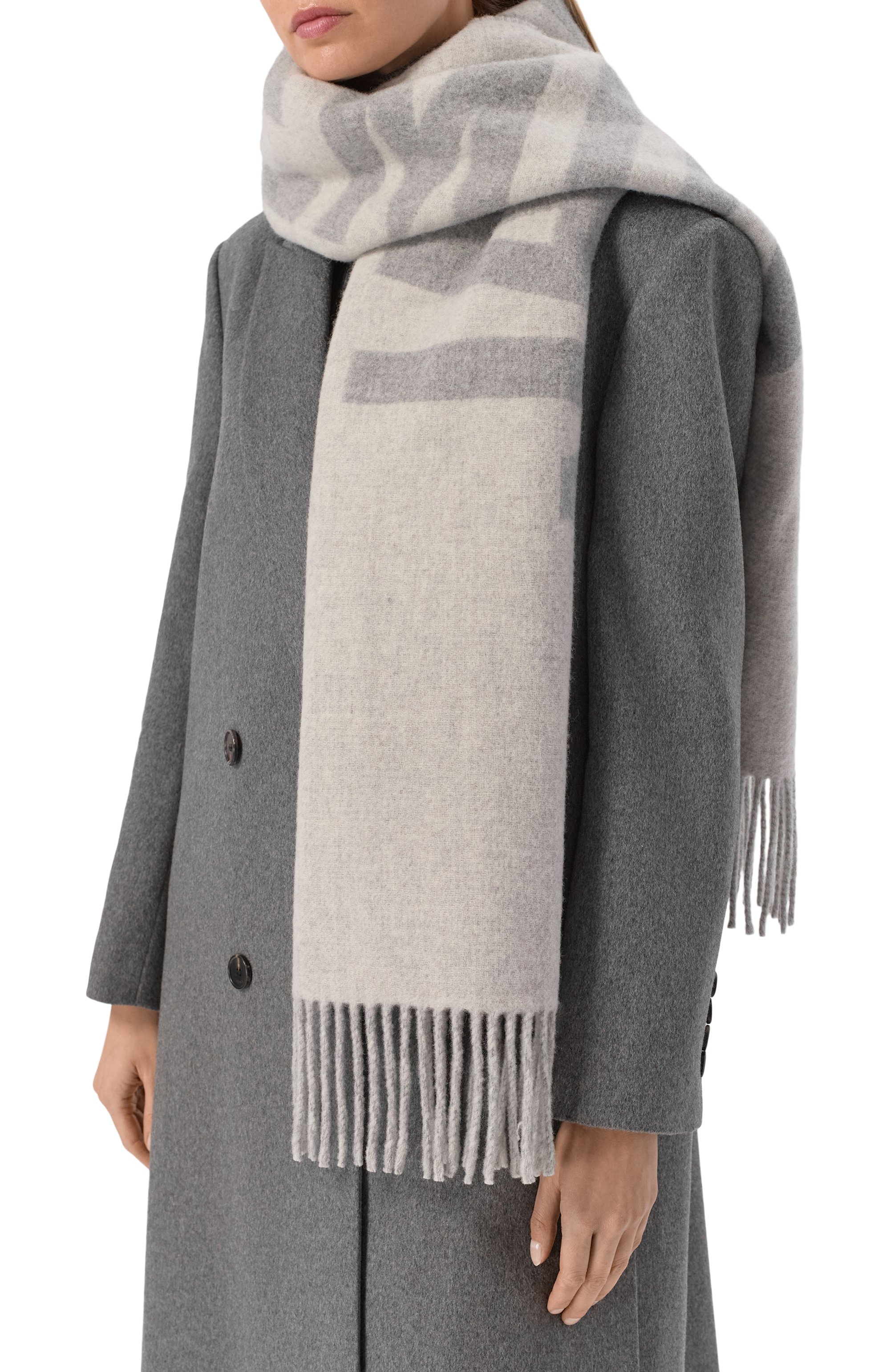 Шерстяной шарф JACQUEMUS светло-серого цвета по цене 29950 руб., арт. 22HACU00435/A0T4001, фото 2 Шерстяной шарф JACQUEMUS, арт. 22HACU00435/A0T4001, фото 2