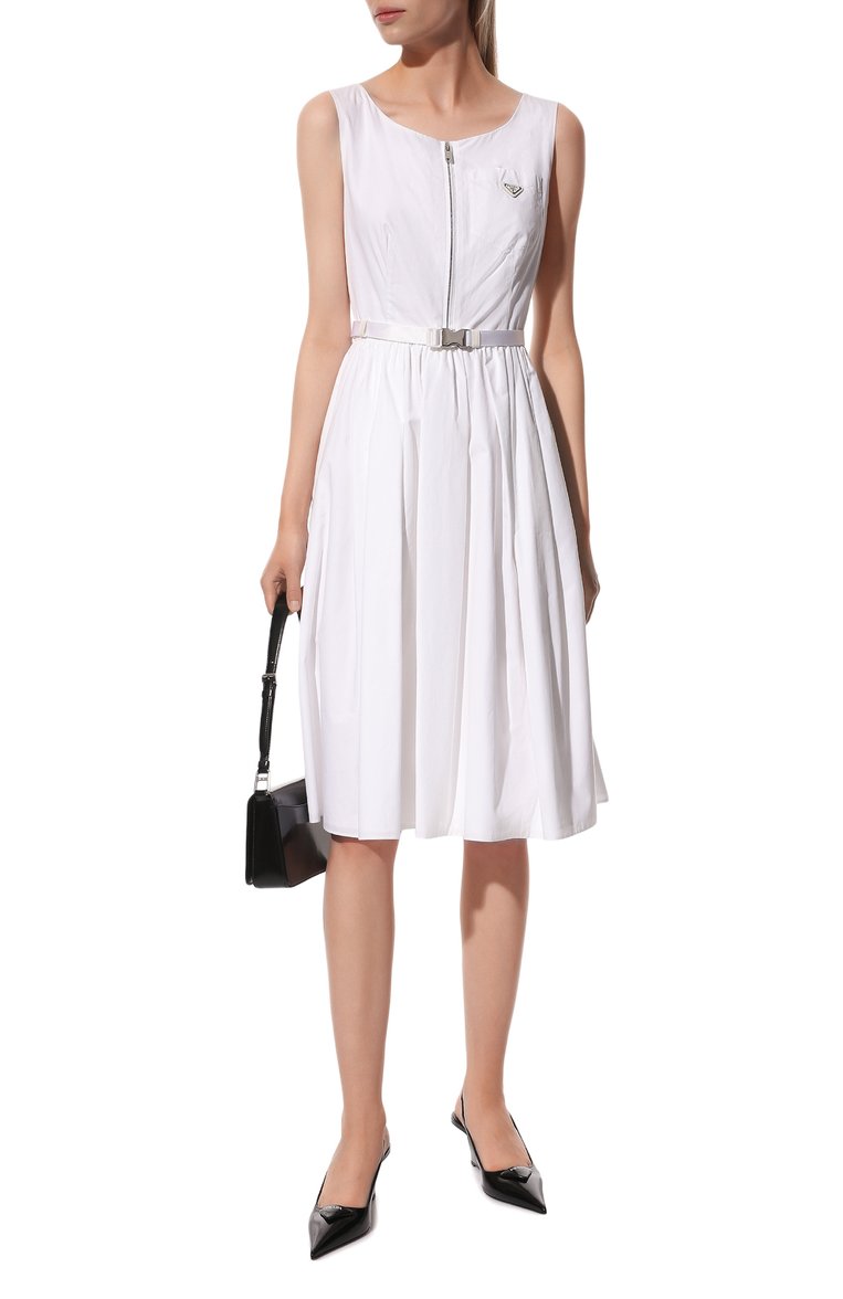 Женское хлопковое платье PRADA белого цвета, арт. P3F65H-1UCX-F0009-211 | Фото 2 (Материал внешний: Хлопок; Длина Ж (юбки, платья, шорты): До колена; Женское Кросс-КТ: Платье-одежда; Случай: Повседневный; Стили: Кэжуэл)