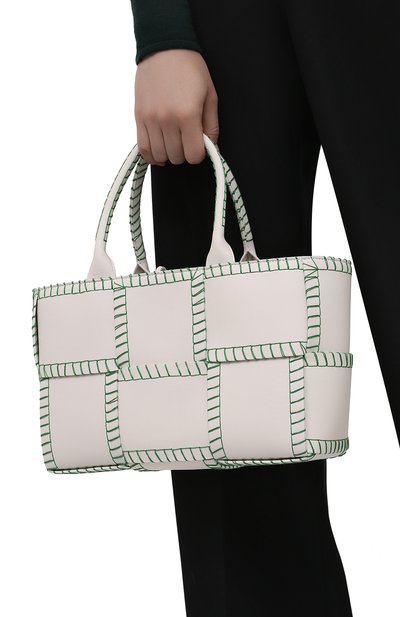 Сумка-тоут arco small BOTTEGA VENETA белого цвета по цене 225500 руб., арт. 691401/V1S71, фото 2 Сумка-тоут arco small BOTTEGA VENETA, арт. 691401/V1S71, фото 2