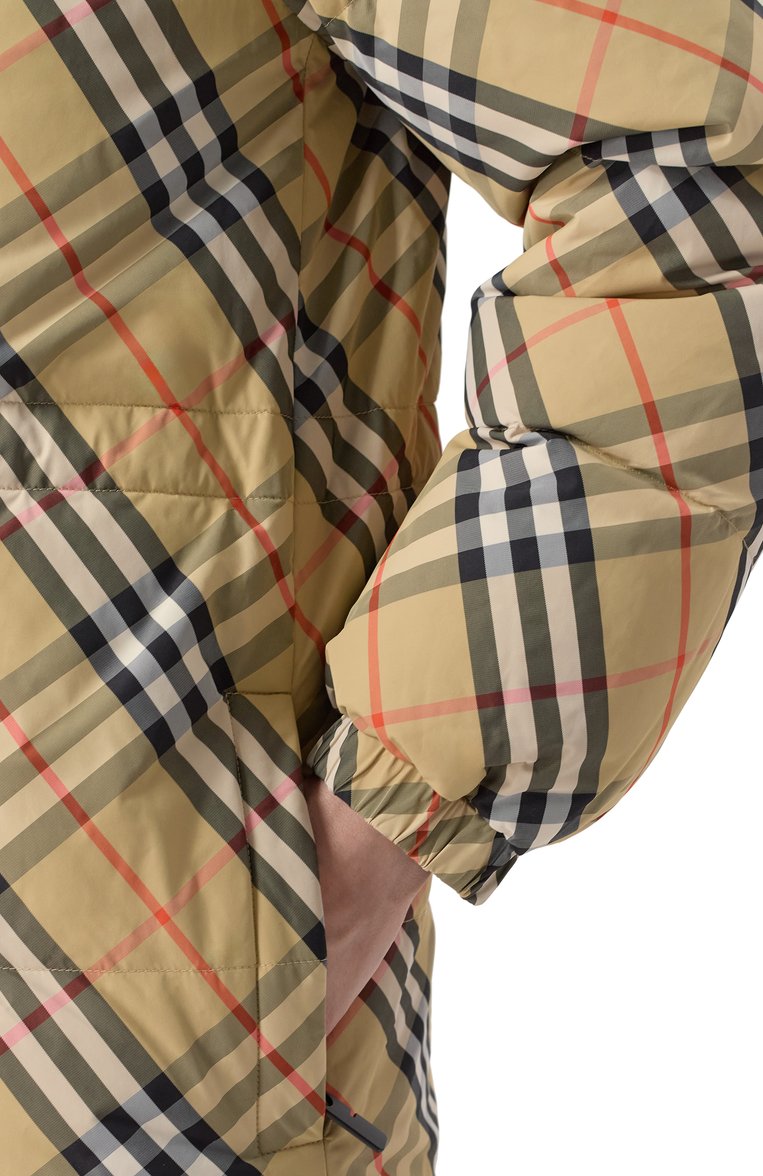 Женский двусторонний пуховик BURBERRY бежевого цвета, арт. 8103927 | Фото 5 (Материал подклада: Синтетический материал; Длина (верхняя одежда): Короткие; Рукава: Длинные; Материал внешний: Синтетический материал; Материал утеплителя: Пух и перо; Стили: Кэжуэл; Кросс-КТ: Пуховик)