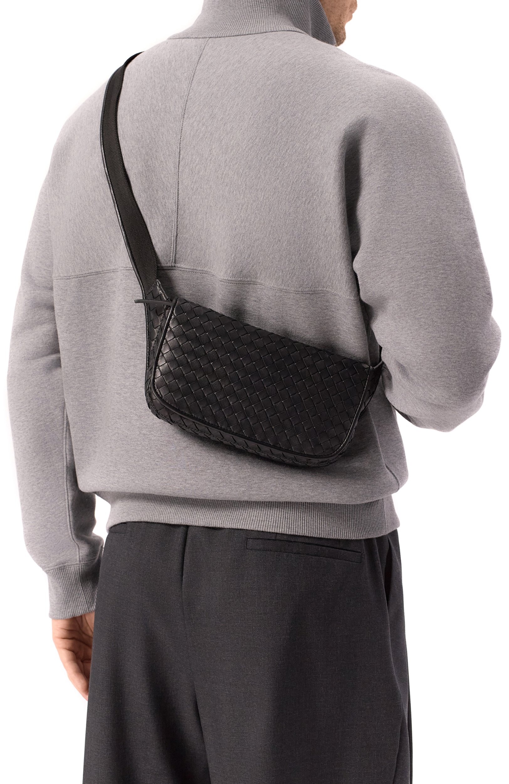 Поясная сумка veneto BOTTEGA VENETA черного цвета по цене 332500 руб., арт. 876334/V6SE0, фото 2 Поясная сумка veneto BOTTEGA VENETA, арт. 876334/V6SE0, фото 2