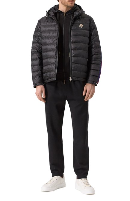 Мужская утепленная куртка MONCLER черного цвета, арт. 1A00012/53279/999 | Фото 2 (Материал подклада: Синтетический материал; Драгоценные камни: Проставлено; Материал сплава: Проставлено; Рукава: Длинные; Длина (верхняя одежда): Короткие; Материал внешний: Синтетический материал)